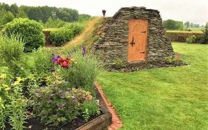 Piwniczka ogrodowa z tworzywa, aranżacja w ogrodzie